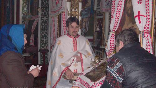 Împărţind anafură enoriaşilor