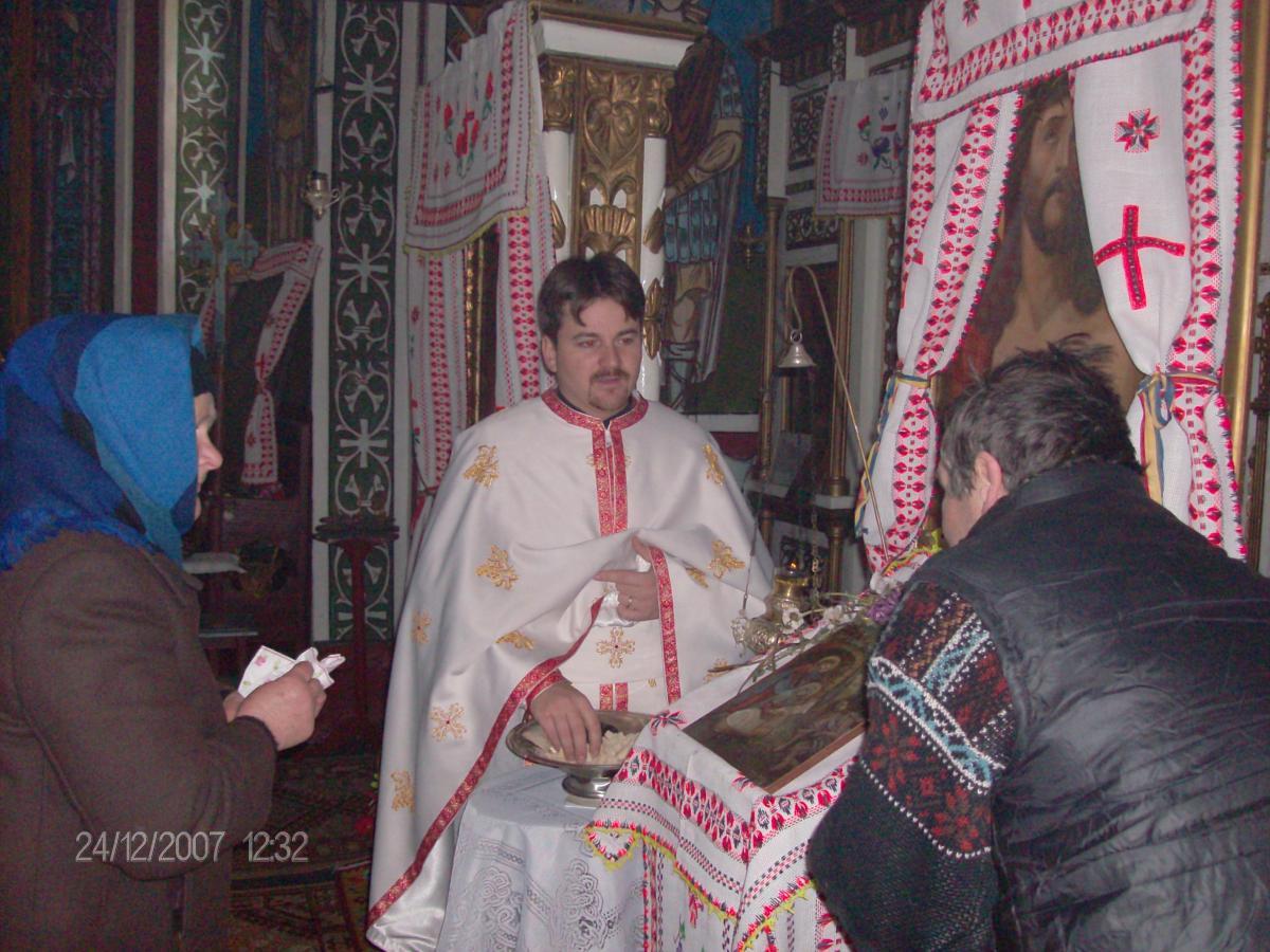 Împărţind anafură enoriaşilor